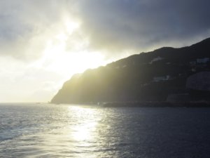 朝日と御蔵島