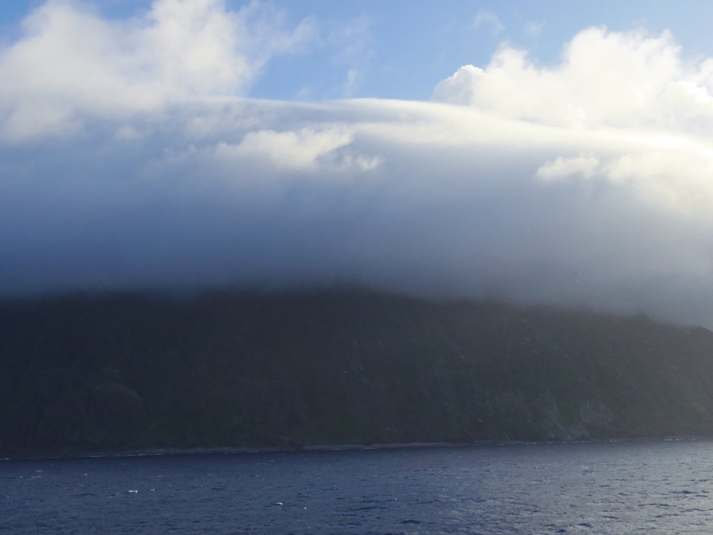 霧に包まれる御蔵島